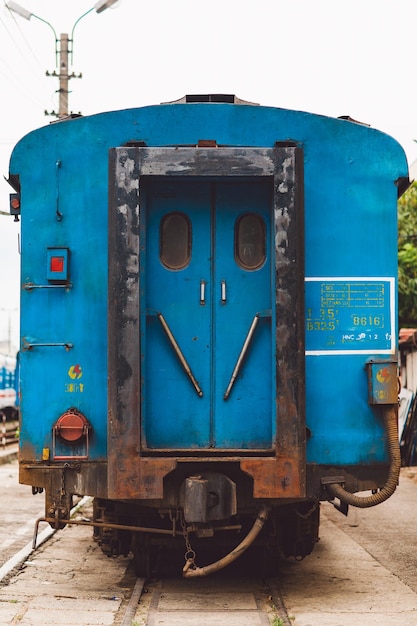 Photo blue train against clear sky