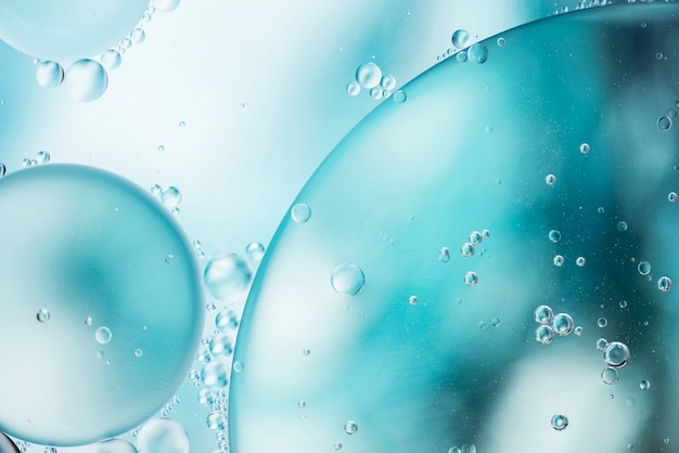 写真 水の中の青い透明な泡