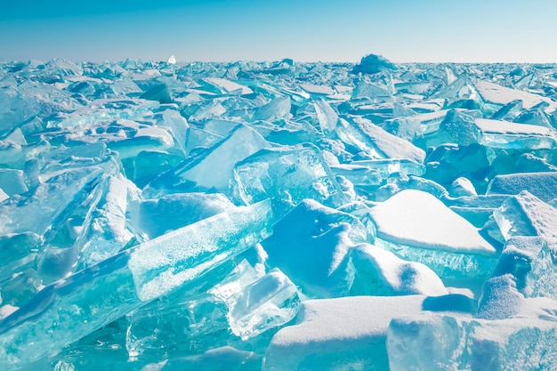 写真 冬のバイカル湖に雪が降る青い透明な氷