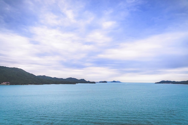 Vista sul mare blu dell'oceano della vongola del turchese