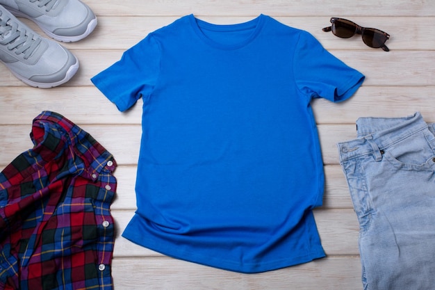 写真 グレーのトレーナーとジーンズを使用したブルーのユニセックスコットンtシャツモックアップデザインtシャツテンプレートtシャツプリントプレゼンテーションモックアップ