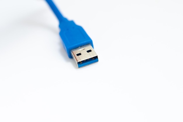 흰색 배경에 파란색 USB 케이블