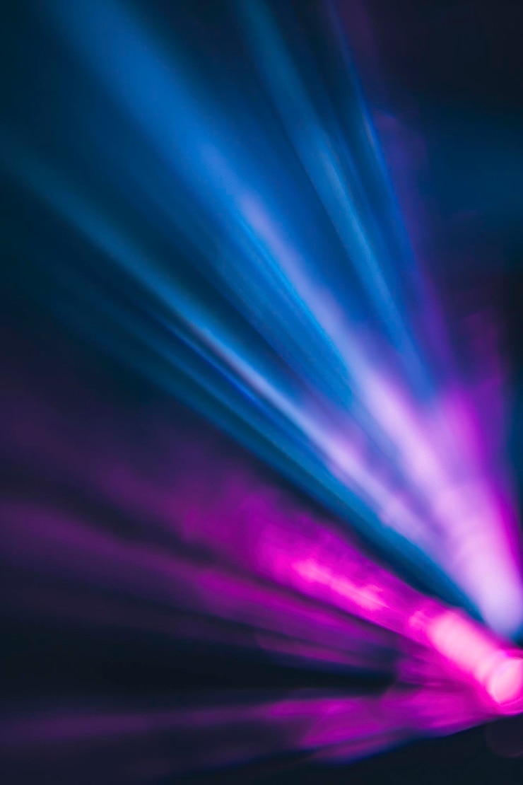 Photo blue and violet beams of bright laser light shining on black background