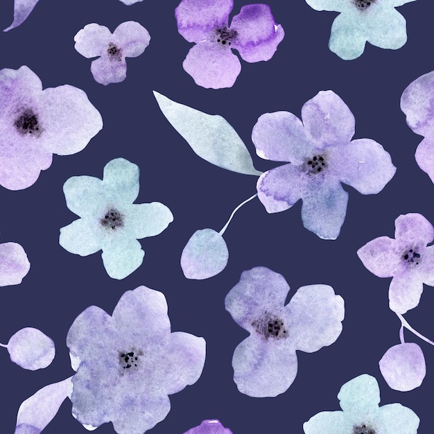 Синие фиолетовые акварельные цветы на фиолетовом фоне бесшовные модели. Элегантный цветочный повторяющийся принт