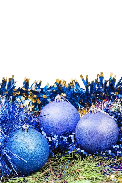 가문비나무 나뭇가지에 파란색과 보라색 크리스마스 싸구려