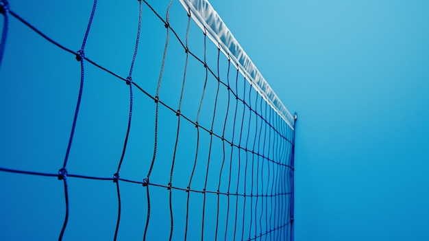 Фото Синяя волейбольная сетка с белой полосой в центре сеть расположена на синем фоне изображение хорошо освещено и сосредоточено