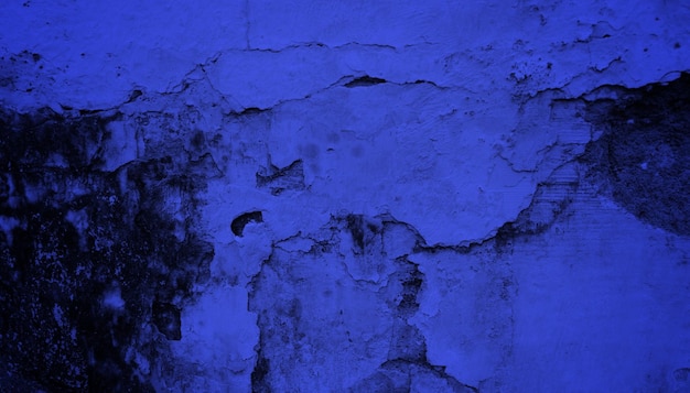 濃い青の背景に「青」と書かれた青い壁