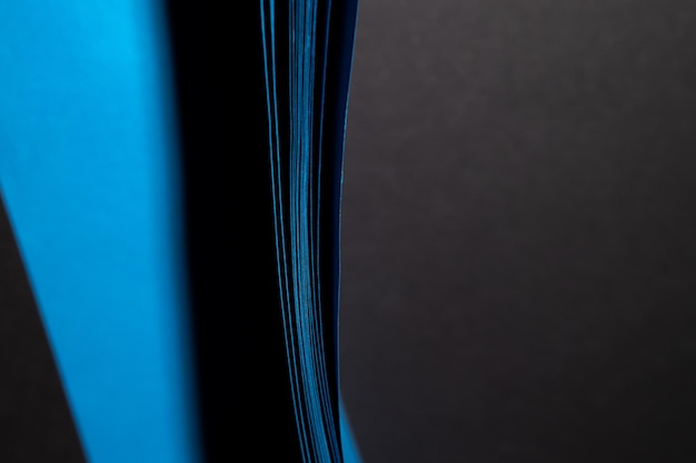 黒の装飾用の青い反り紙