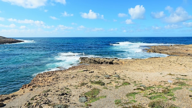 アルジェンティエラの岩の多い海岸サルデーニャ島の青い水