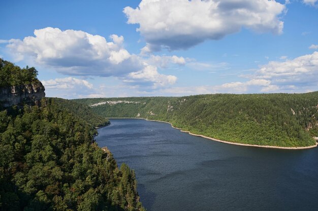 Foto acqua blu in un lago della foresta con i pini