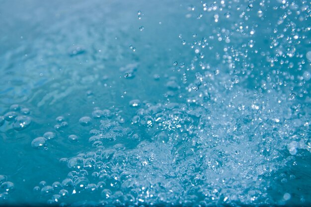 Photo the blue water looks fresh with bubbles and water