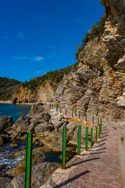 Acqua blu e rocce sulla spiaggia vicino a budva montenegro