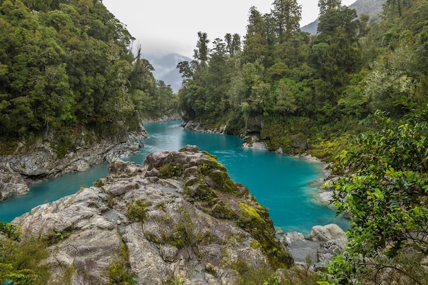 Hokitika Gorge Scenic Reserve의 푸른 물과 바위 뉴질랜드 남섬