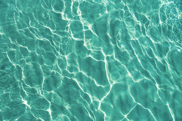 Поверхность голубой воды, вид сверху на открытом море, отражение солнца на открытом воздухе, тусклый фон поверхности