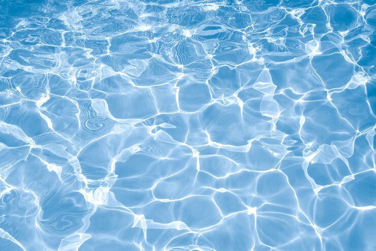 明るい太陽の光の反射と青い水面