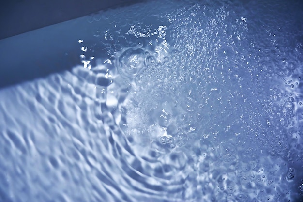 Текстура голубой воды Пузыри и бурлящая вода