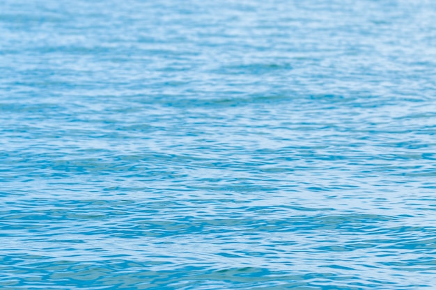 Foto acqua blu. onde sulla superficie dell'acqua, consistenza acquosa