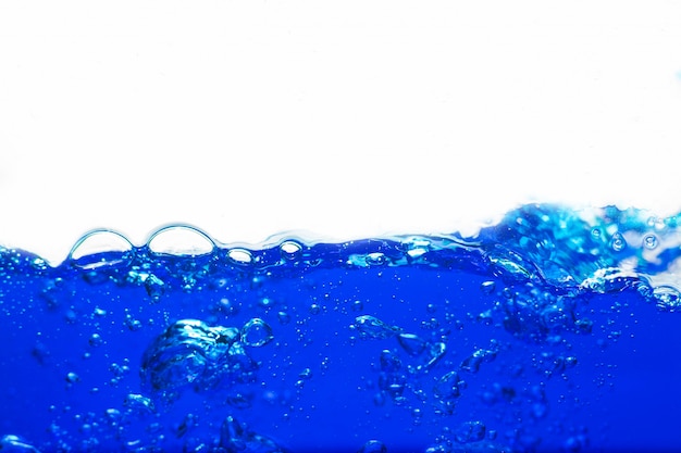 Acqua blu con bolle