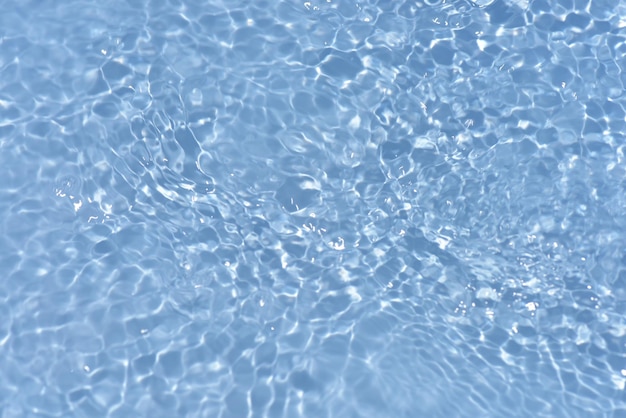 写真 水面に波紋のある青い水 ぼやけた透明な青い色の澄んだ穏やかな水
