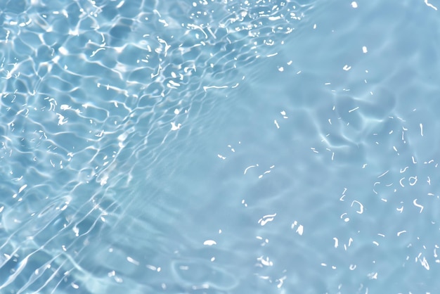 표면에 잔물결이 있는 푸른 물 디포커스 흐릿한 투명한 파란색 맑은 잔잔한 물