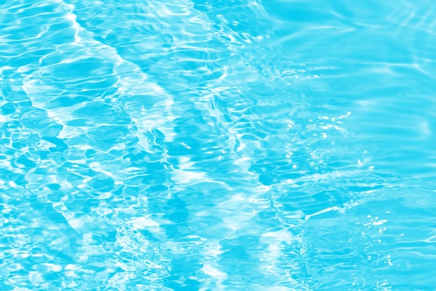 表面に波紋がある青い水 焦点が失われ 透明な青い色の澄んだ静かな水