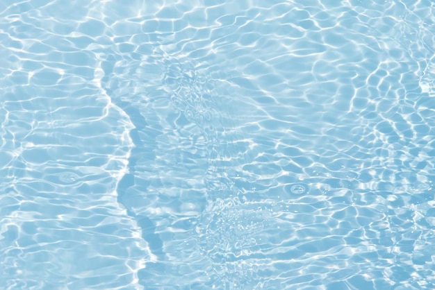 水面に波紋のある青い水 ぼやけた透明な青い色の澄んだ穏やかな水