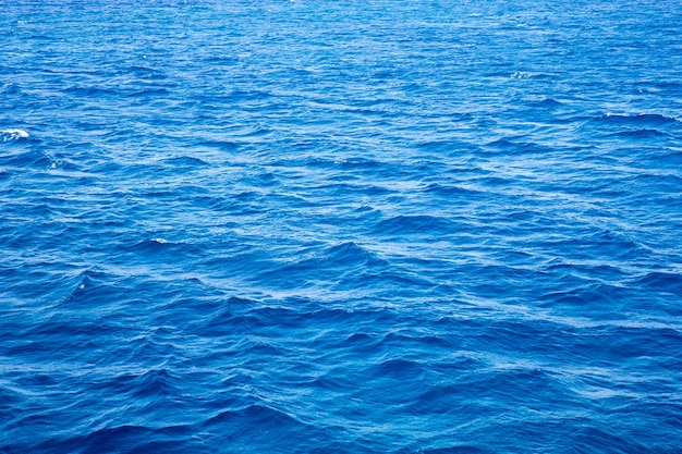 太陽の反射と青い水。海の背景