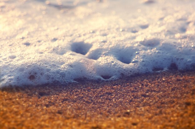 Onda blu sulla spiaggia.