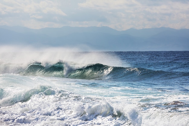 Onda blu sulla spiaggia.