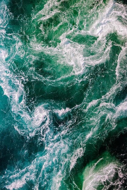 Foto le onde blu dell'acqua del fiume e del mare si incontrano durante l'alta marea e la bassa marea