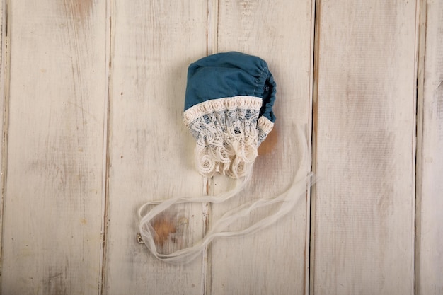 Photo a blue and white baby hat with lace trim and lace trim.