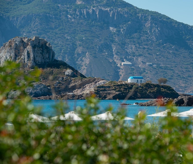 Photo blue white church on the small island of agios stefanos kefalos kos greece