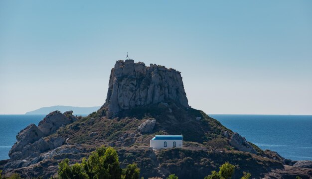 Photo blue white church on the small island of agios stefanos kefalos kos greece