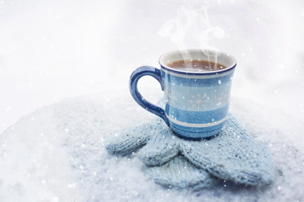 Photo a blue and white coffee cup with a handle that says  coffee  on it