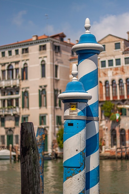 Foto palo colorato blu e bianco a venezia, un simbolo di venezia