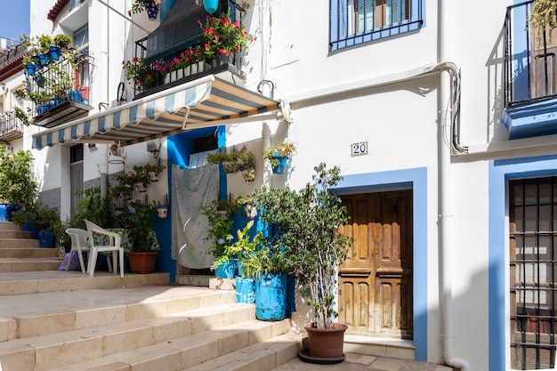 Photo blue and white houses in street in barrio santa cruz in alicante costa blanca spain