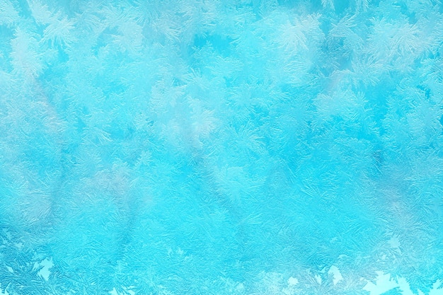 霜の飾りと青い冬の背景