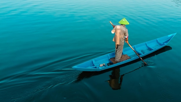 Photo blue wooden boat and the old man