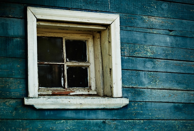 Синяя деревянная стена, окно