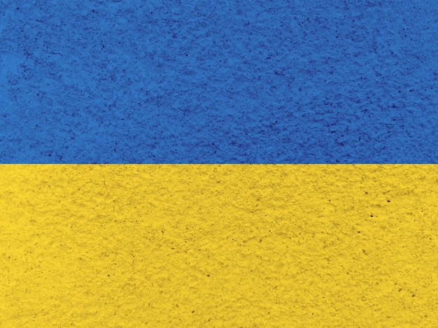 Colore blu e giallo vecchia struttura in cemento bandiera ucraina sfondo semplice foto d'archivio