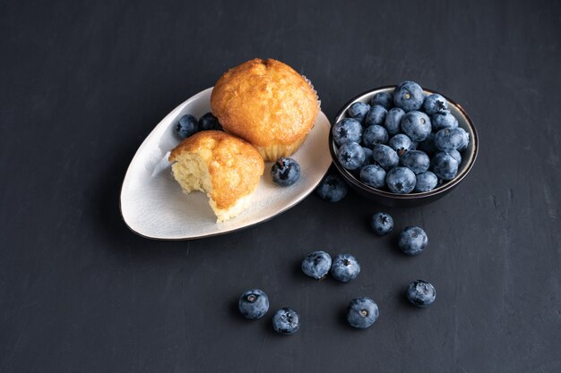 Blueberry antioxidant biologische superfood in keramische kom en zoete muffin Concept voor gezond eten en dieetvoeding