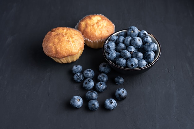 Blueberry antioxidant biologische superfood in keramische kom en zoete muffin Concept voor gezond eten en dieetvoeding