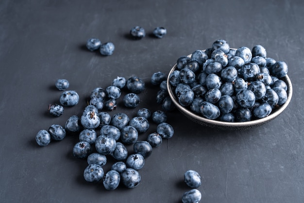건강한 식습관 및 다이어트 영양을위한 세라믹 그릇 개념의 블루 베리 항산화 유기 슈퍼 푸드