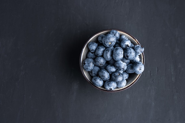 Blueberry antioxidant organische superfood in een kom voor gezond eten en dieetvoeding Bovenaanzicht.