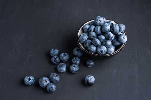 Blueberry antioxidant organische superfood in een kom voor gezond eten en dieetvoeding Bovenaanzicht.