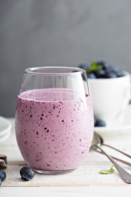 Photo blueberry banana smoothie in a glass