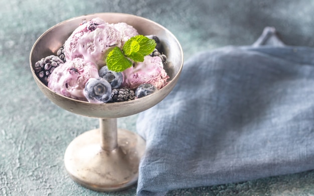 Photo blueberry and blackberry ice-cream