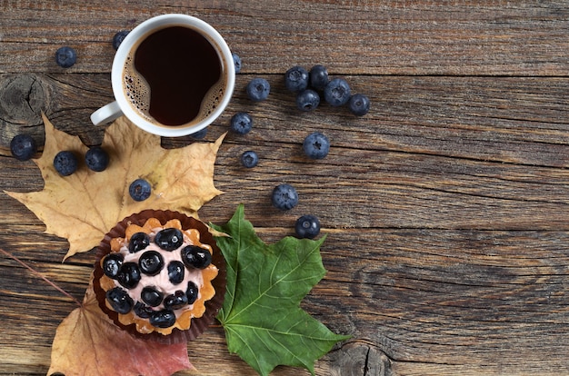 Blueberry cake met verse bessen en kopje koffie