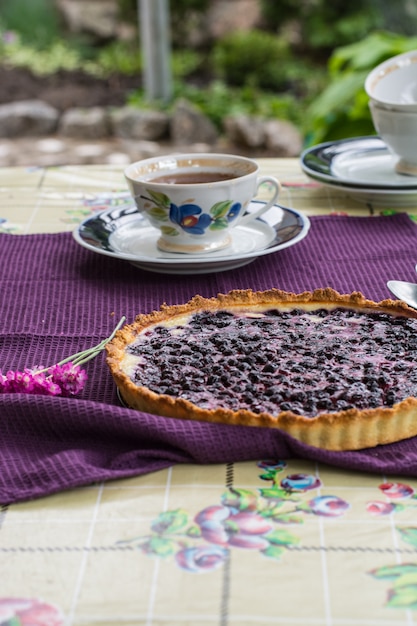 Torta di mirtilli. crostata. colazione all'aperto l'ora del tè. tazze d'epoca, piatti