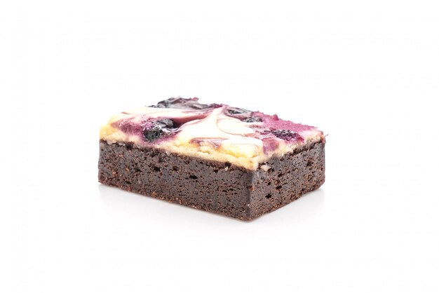 Brownies di formaggio mirtillo su sfondo bianco